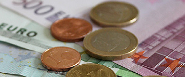 EURO-Banknoten und Münzen (Quelle: pixelio.de - Uwe Schlick)