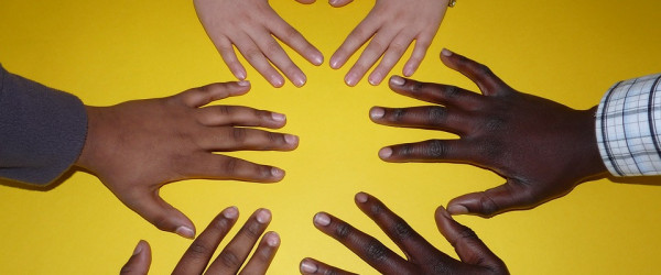 Hände mehrerer Personen (Quelle: Pixabay)