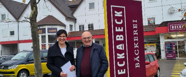 Carmen Haberstroh und Günter Hau vor Nahkauf (Quelle: Stadt Metzingen)
