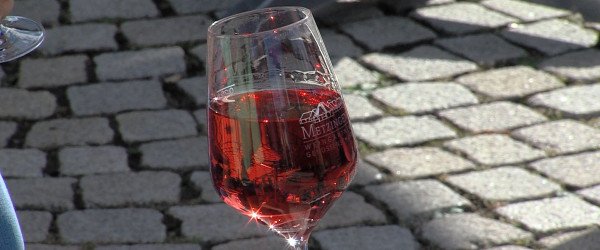 Weinglas mit Logo der Weingärtnergenossenschaft Metzingen (Quelle: RIK)