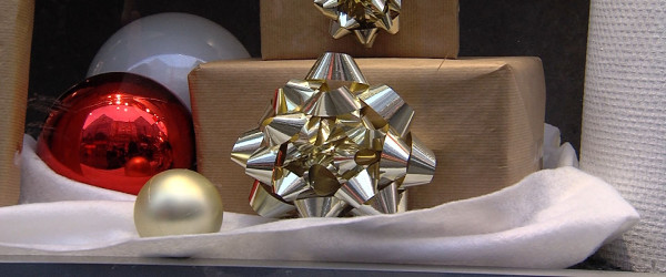 Geschenke in einem Schaufenster (Quelle: RIK)