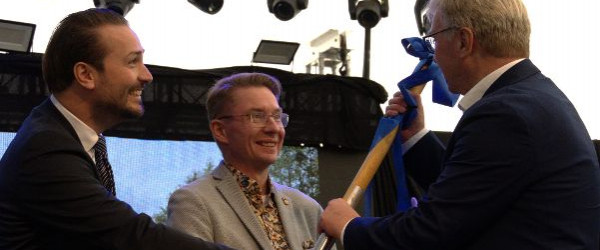 Elmar Rebmann nimmt Gartenschau-Fahne entgegen (Quelle: Stadt Bad Urach)