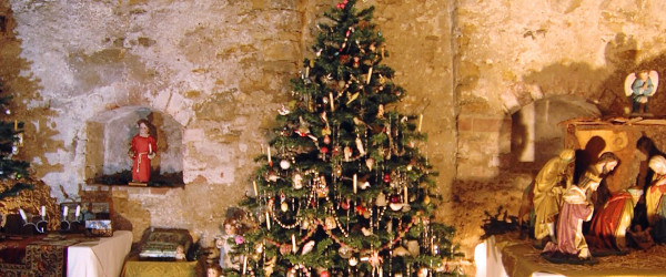 Weihnachtsschmuck von 1840 bis 1970 gibt es im Keller des Klosterhofs in Metzingen zu sehen. (Quelle: RIK)