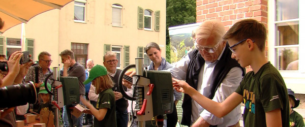 Bundespr&auml;sident Steinmeier beim Bohren von Insektenhotels (Quelle: RIK)