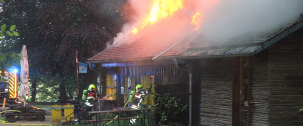 Brand des Kiosks am Wasserfall (Quelle: Feuerwehr Bad Urach)